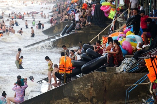Thiếu chỗ tắm cho người dân và du khách trên bãi biển dài nhất phía Bắc