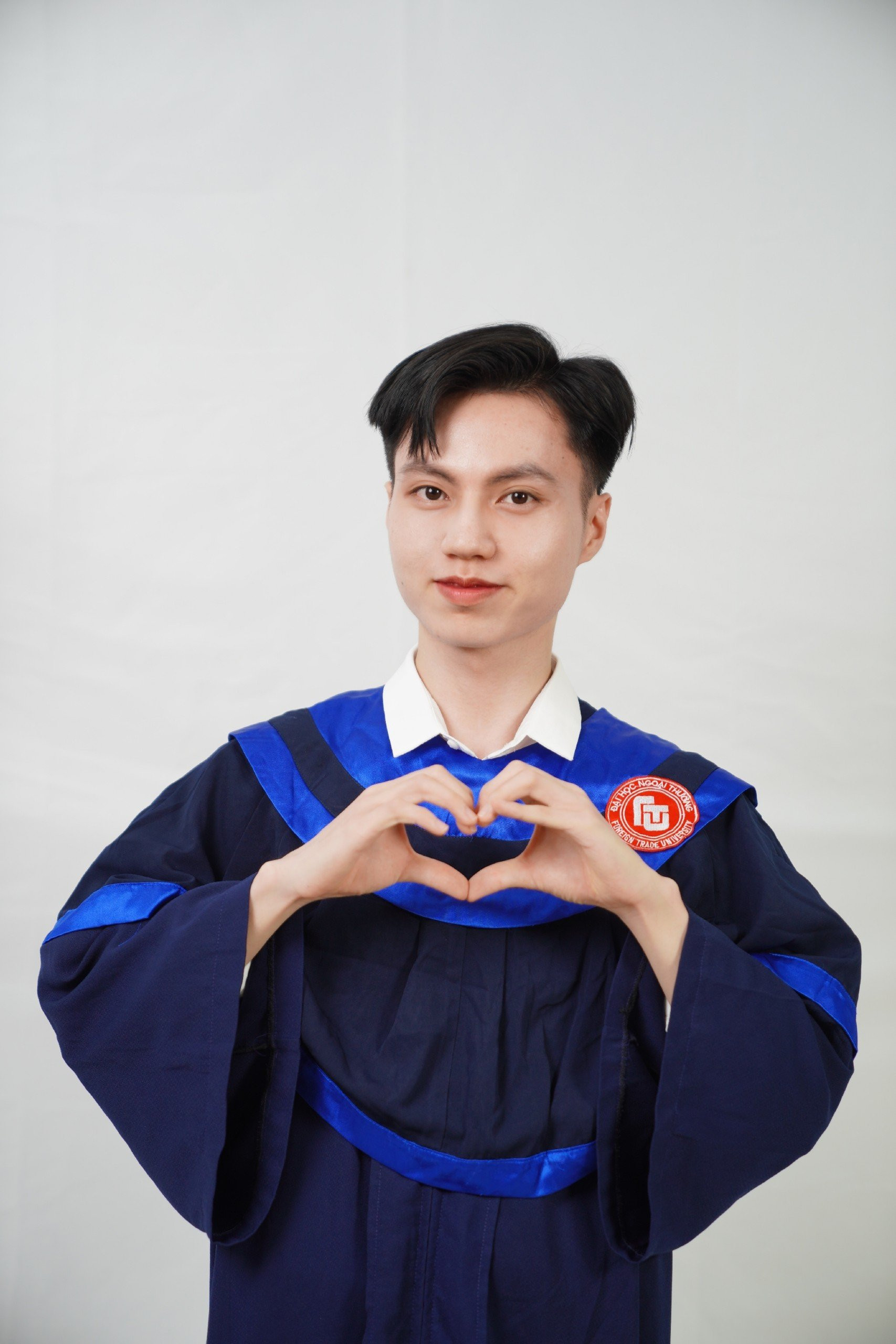 Hot boy tốt nghiệp thủ khoa, làm trợ giảng trường Ngoại thương ở tuổi 22
