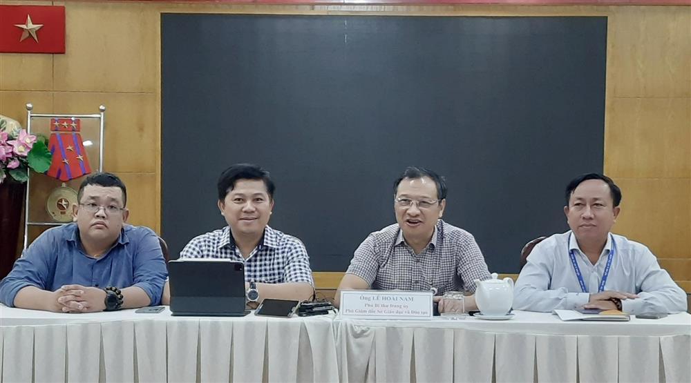 Thí sinh bật khóc vì đề thi Toán, Sở Giáo dục TPHCM nói thi phải có khó và dễ